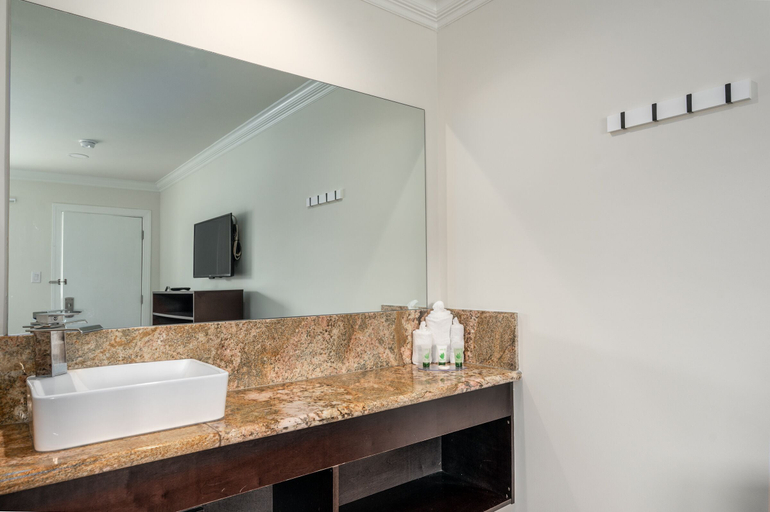 Bathroom 4, Crewe Boutique Inn, Nottoway