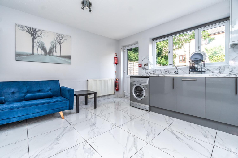 Others 3, Guest House in Maryland, London