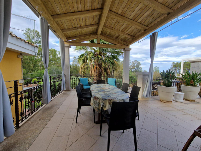 Others 5, Casa Sinzias con piscina 9 posti letto, Cagliari