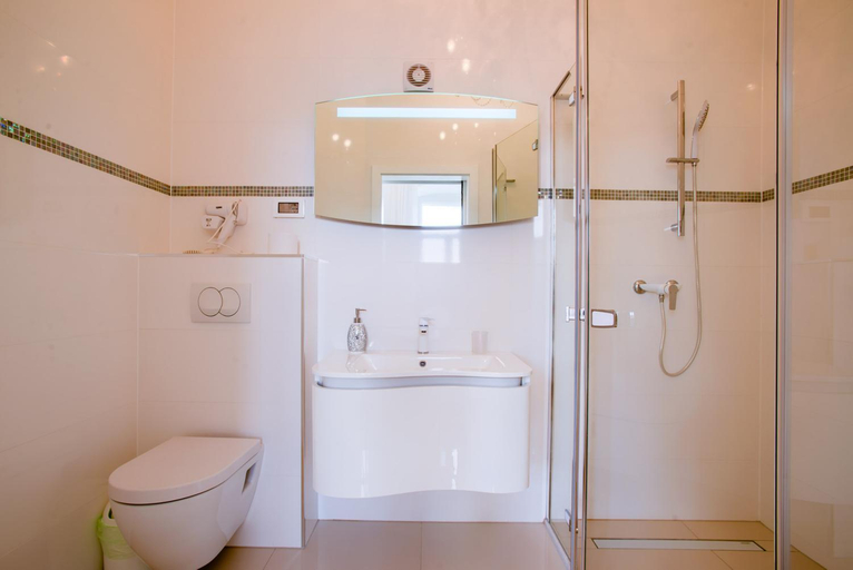 Bathroom 2, Collins Apartments Center with FREE parking, Pula