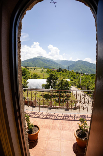 Others 2, Lily's Guest House