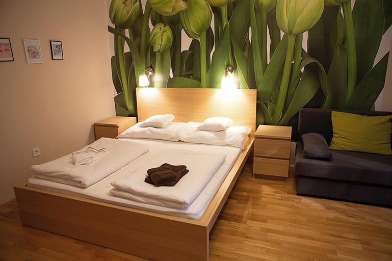 Others 5, Hunyadi Panzió-Apartman, Makó