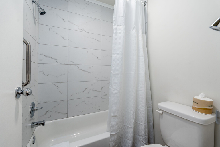 Bathroom 4, Crewe Boutique Inn, Nottoway