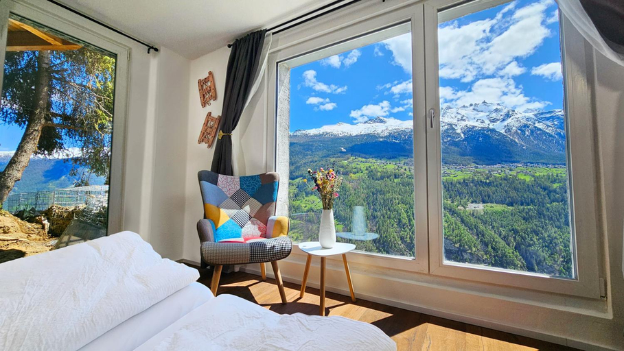 Bedroom 2, Mattertal Lodge, Visp