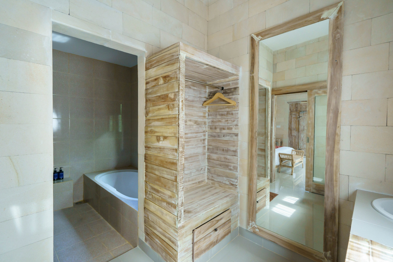 Bathroom 10