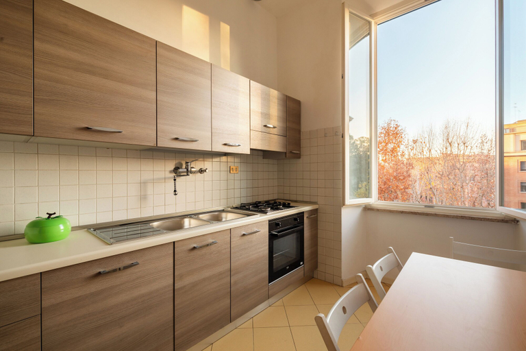 Others 5, Esquilino Lightsome Apartment, Rome
