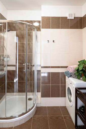 Bathroom 3, 150m² 4BR Duplex Near Metro & Prague Center, Praha 2