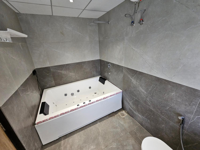 Bathroom 4, Nova Park, Rajkot