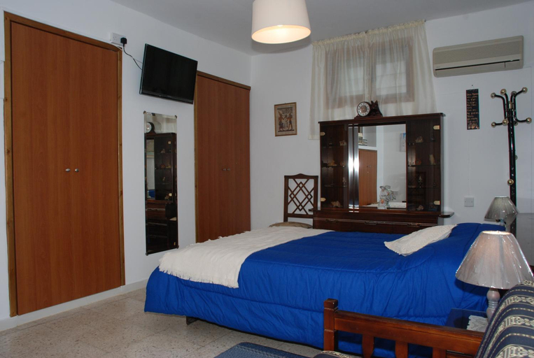 4, Kanarinis House
