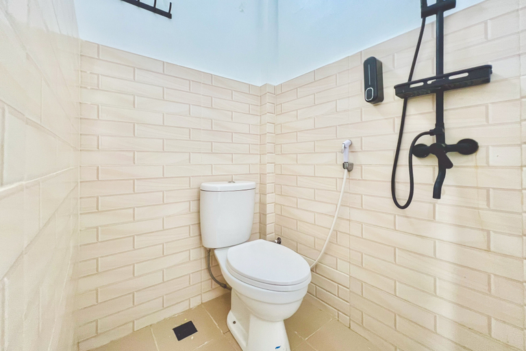 Bathroom 3, RedDoorz Syariah @ Jam Gadang Homestay Bukittinggi, Bukittinggi