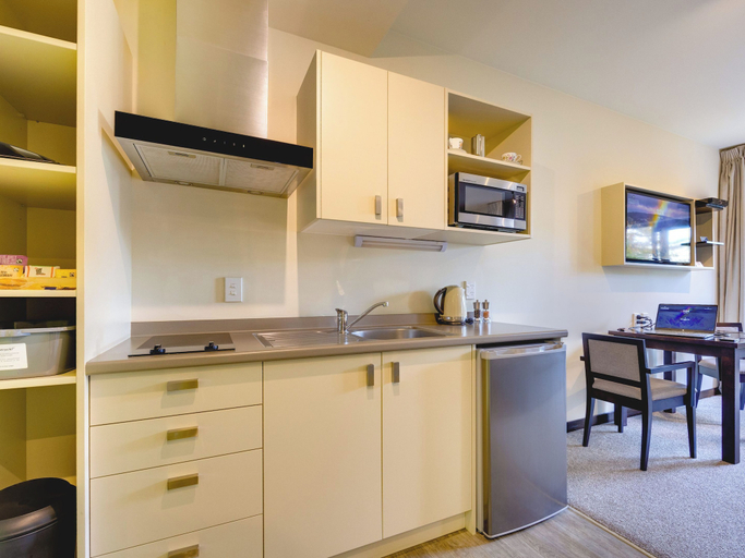 Others 5, Ava Lodge, Hutt city