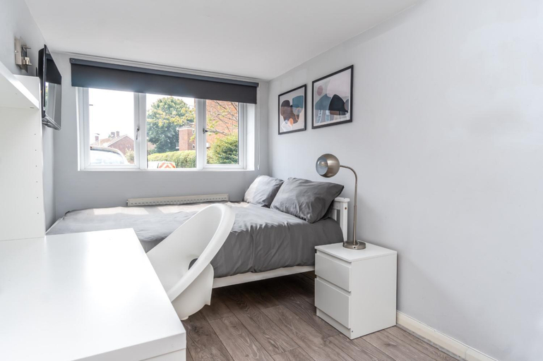 Others 4, Guest House in Maryland, London