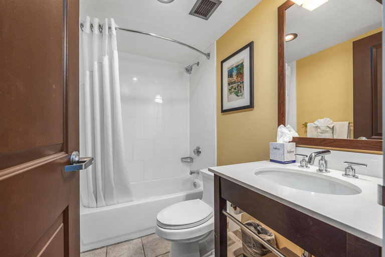 Bathroom 3, Forest Park Hotel by MDR, Saint Louis