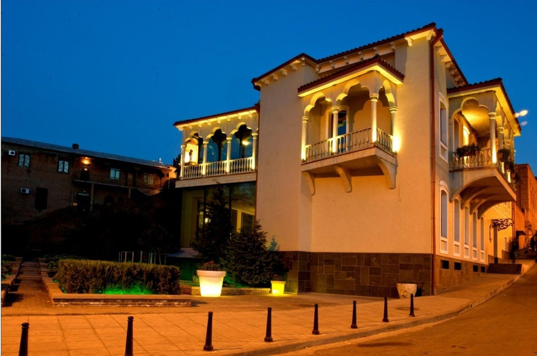 Exterior & Views