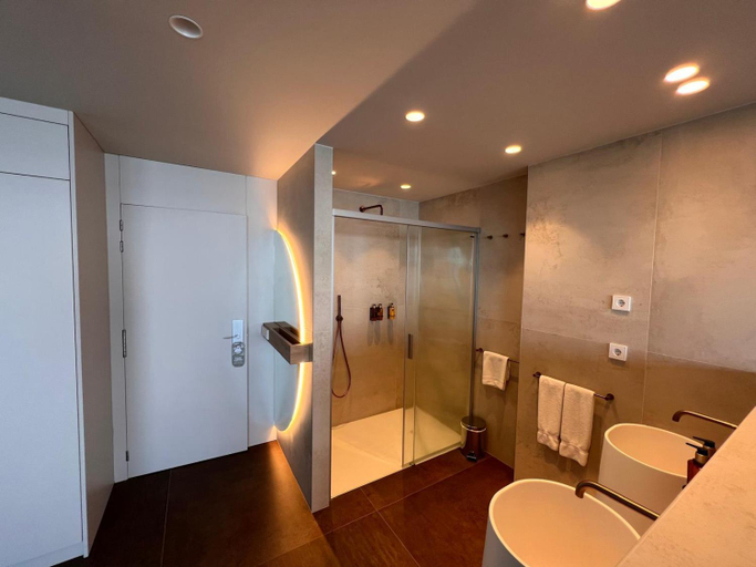 Bathroom 5, Canyelles Platja, Girona