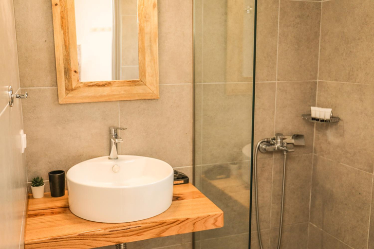 Bathroom 3, Golden Evelyn, Thessaly
