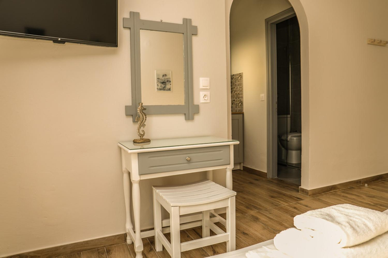 Bedroom 2, Golden Evelyn, Thessaly