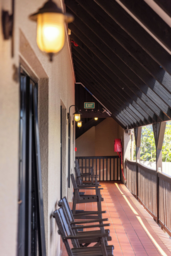 Others 5, Knights Inn, Waitakere