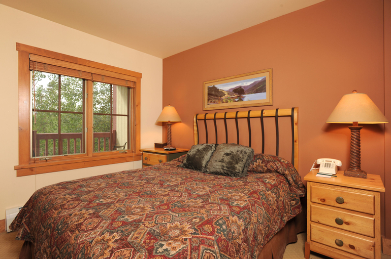 Bedroom, Expedition Station Condos by Vail Resorts, Summit