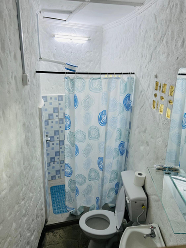 Bathroom 5, Tradewinds Lodge, Msambweni