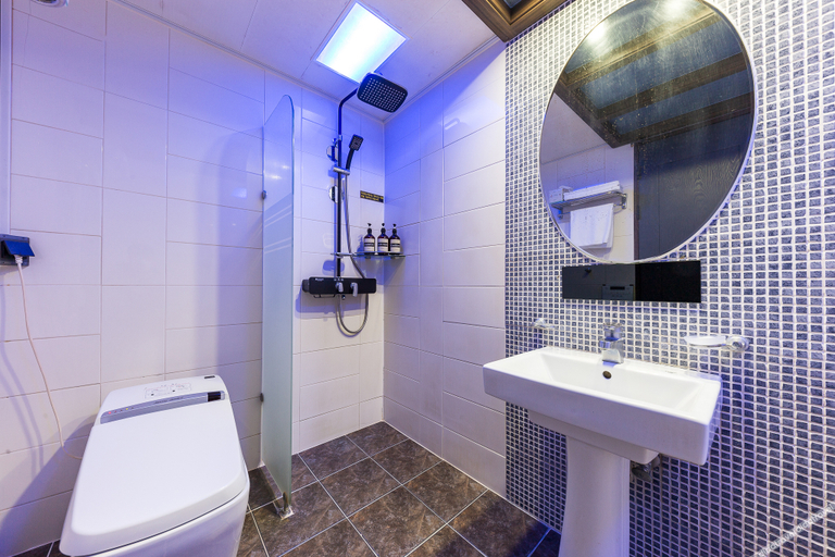 Bathroom 3, Asan Sangria, Asan