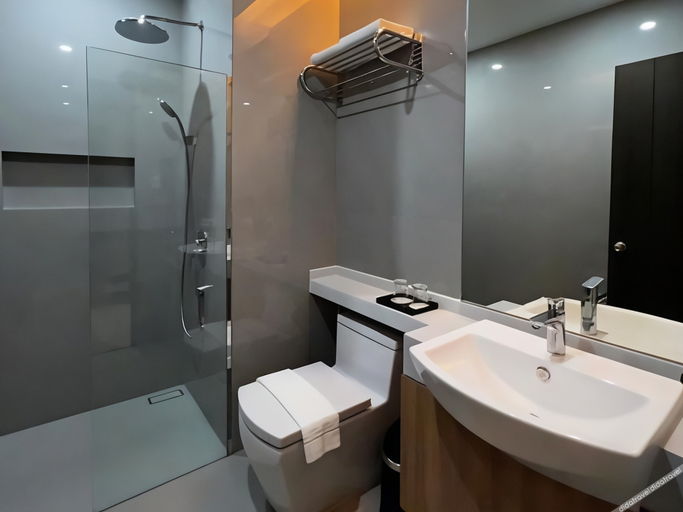 Bathroom 2, The Litton Hotel by Carterson, Naga City