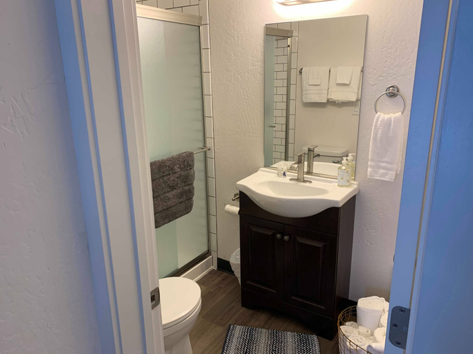 Bathroom 3, North Idaho Inn, Kootenai