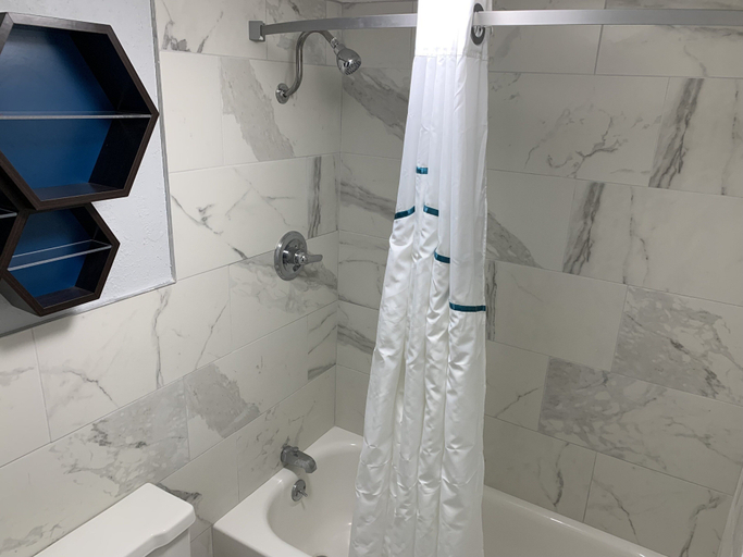 Bathroom 4, HomeTowne Studios by Red Roof Battle Creek, Calhoun