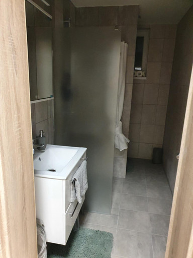 Others 3, Ubytovanie HK, Šala