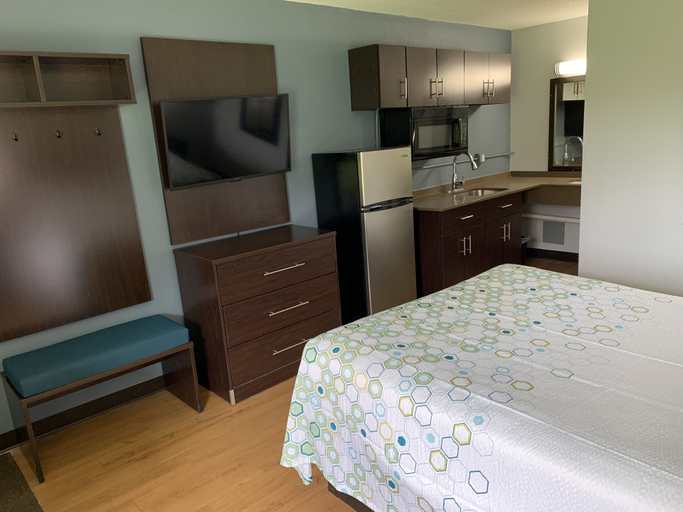 Bedroom 3, HomeTowne Studios by Red Roof Battle Creek, Calhoun