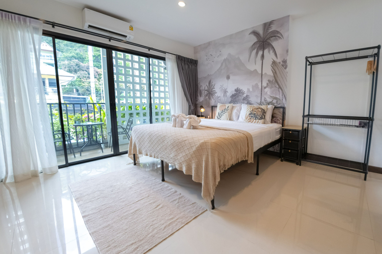 Mitsu Guesthouse, Karon Beach Room Type - Deluxe Double Room with Street View