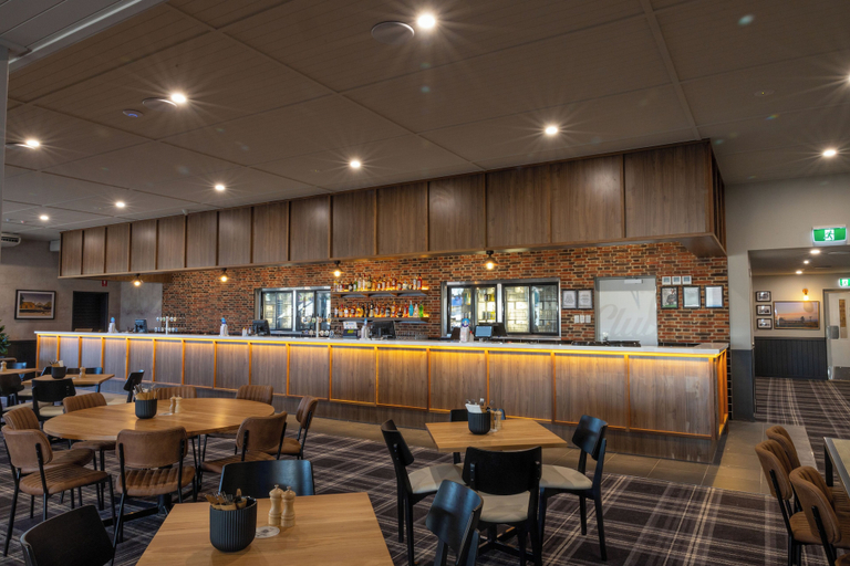 Food & Drinks 5, The Club Hotel, Gladstone