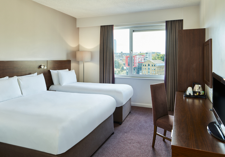 Bedroom 2, Leonardo Hotel Bradford, Bradford
