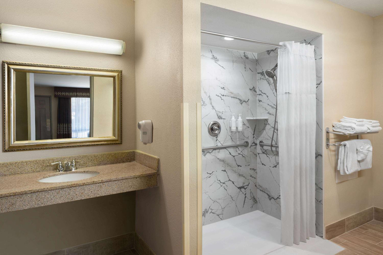 Bathroom 4, Days Inn by Wyndham Klamath Falls, Klamath