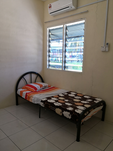 Bedroom 2, Kuala Mengalong Cottage, Sipitang