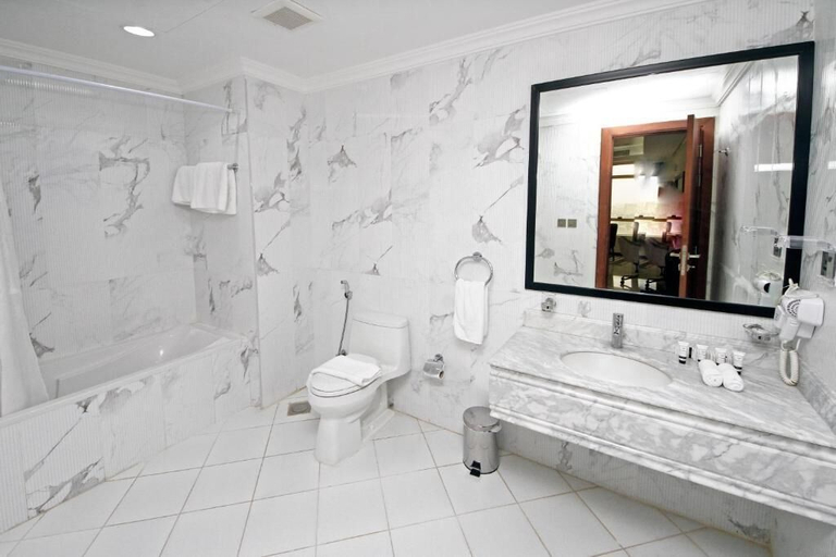 Bathroom, Seafront Luxury Suites Jeddah Corniche, Jeddah