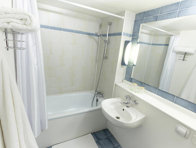 Bathroom 3, ibis Styles Paris Saint Denis Pleyel, Seine-Saint-Denis