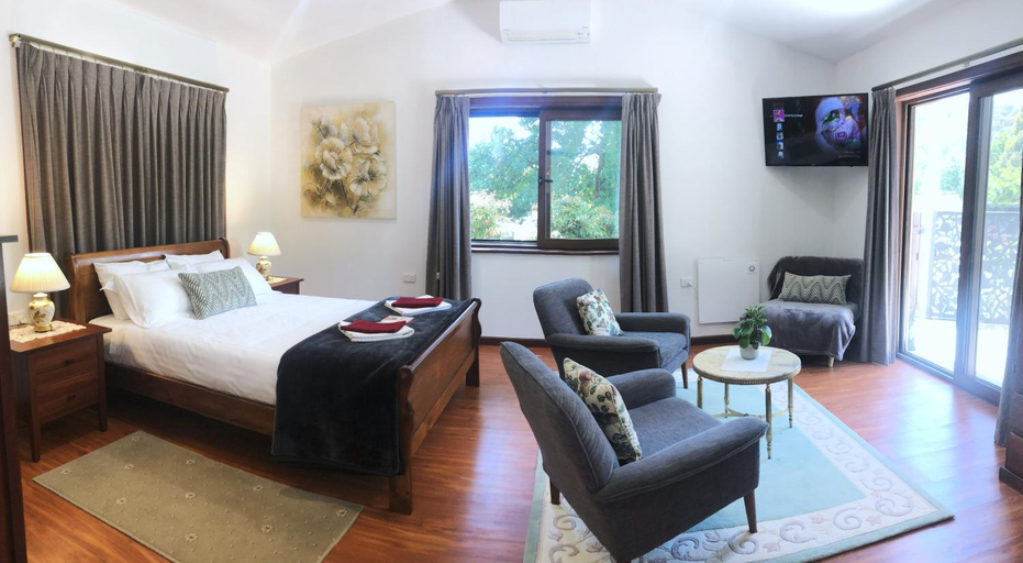 Others 4, Magic Oak Getaway, Murrindindi - East
