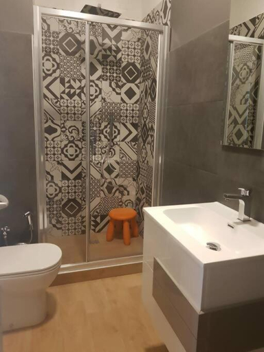 Others 5, Bsuites trieste in centro storico con wifi, Padua