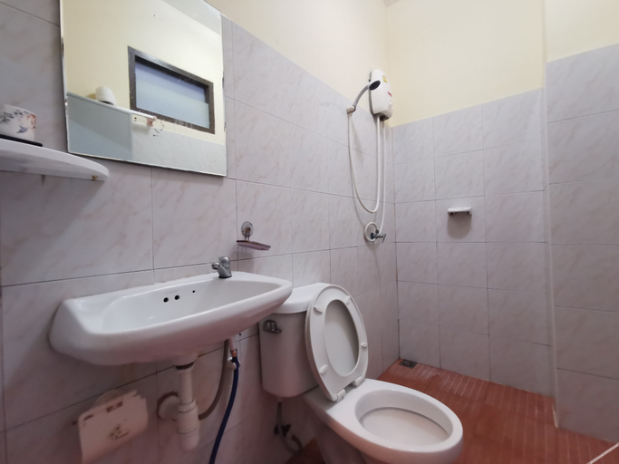 Bathroom 4, Deejai hotel, Muang Chon Buri