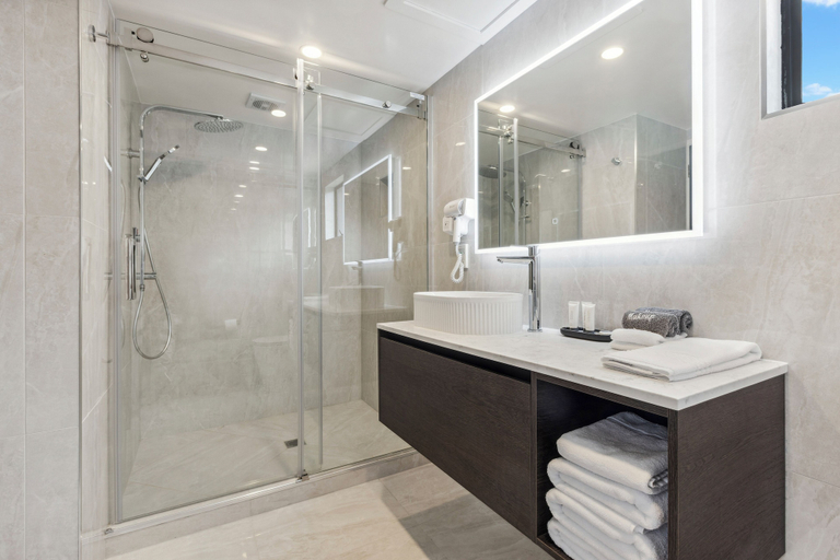 Bathroom 4, Knights Inn, Waitakere