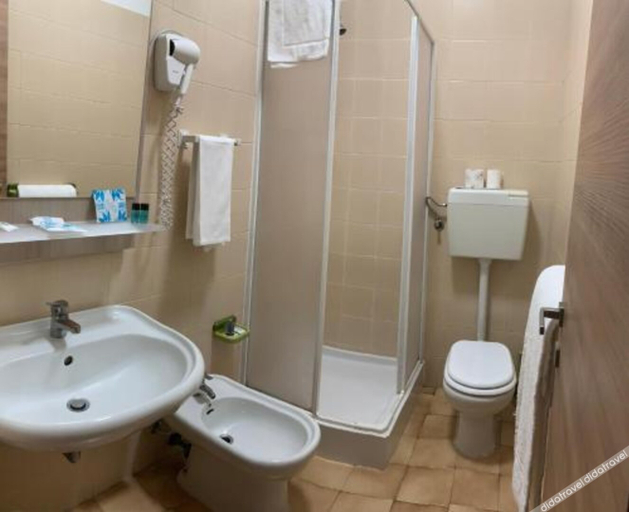 Bathroom 3, Tiby Hotel, Modena