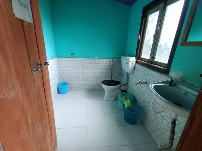 Bathroom 2, Zivaan's Hollyhocks Cottage, Rishop, Darjiling