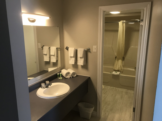 Bathroom 3, The Auberge Inn, Timiskaming