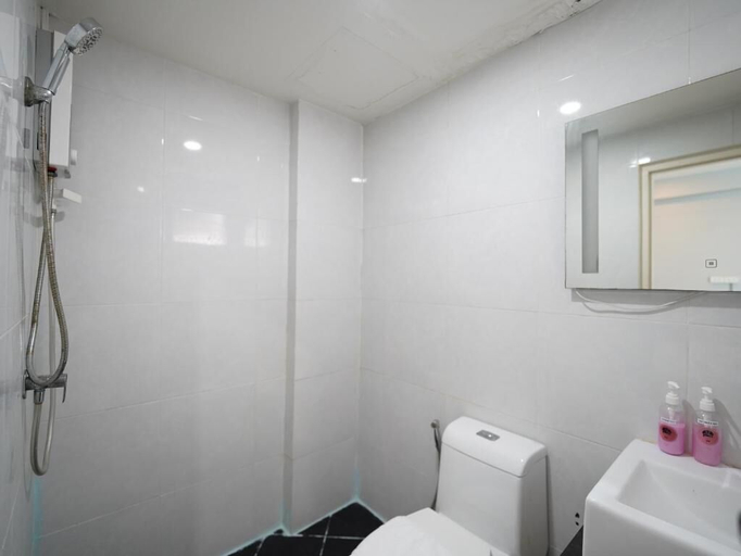 Bathroom 4, RoomQuest IT Square Don Mueang Airport, Lak Si