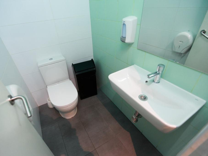 Bathroom, Sun & Moon Hostel, Barcelona