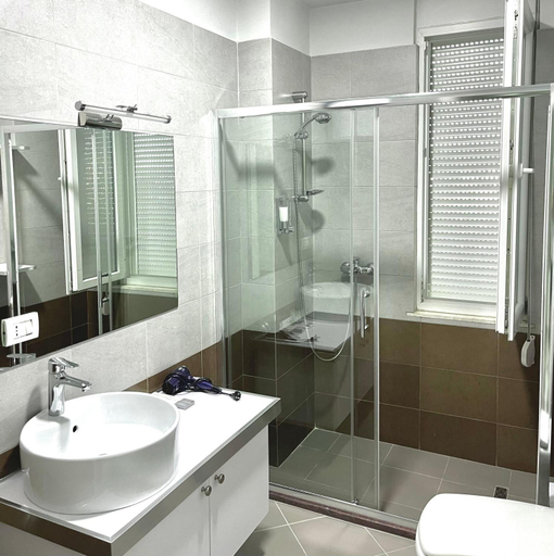 Bathroom 4, Hotel New York, Tiranës