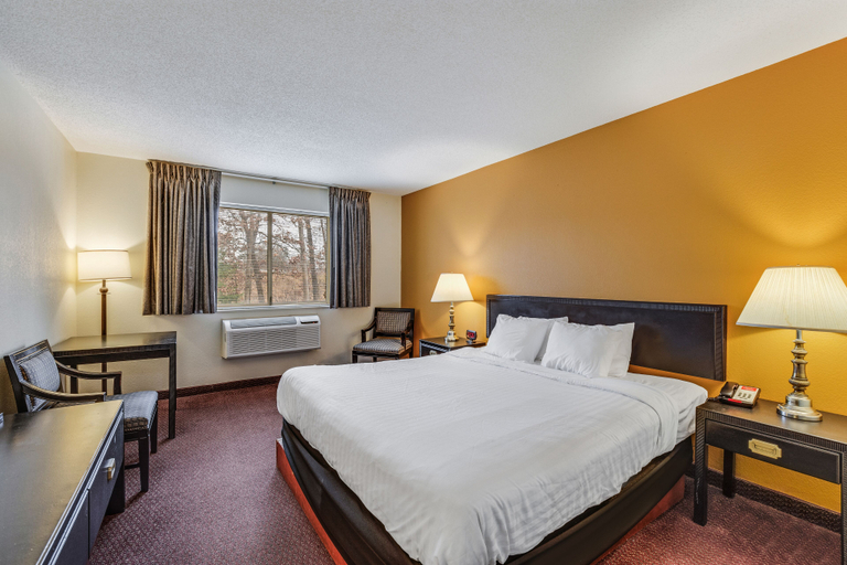 Bedroom 2, Econo Lodge Whitehall near Michigan's Adventure, Muskegon