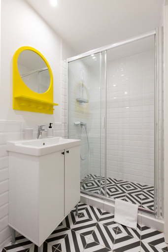 Bathroom 3, Leah Studios, Budapesti