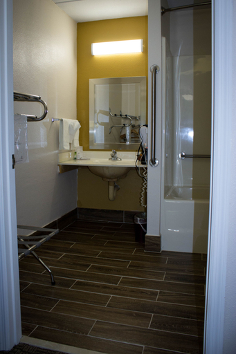 Bathroom 3, Grand Vista Hotel, Scott